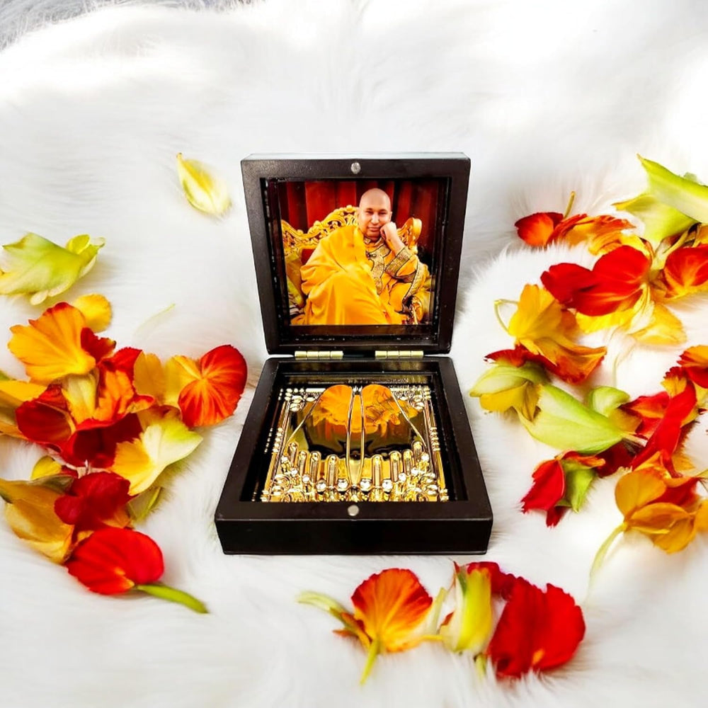 Jai Guruji Swaroop with Charan Swaroop | Guruji Charan Paduka Box | Pack of 1 | Size : Medium